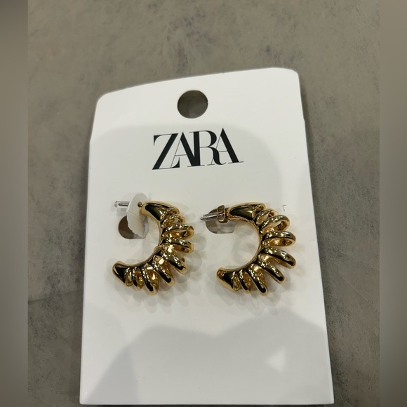 TWISTED HOOP EARRINGS - Golden | ZARA - Picture 3 of 7